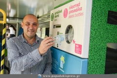 Ο Αντιδήμαρχος στο μηχάνημα ανακύκλωσης του Κινητού Κέντρου